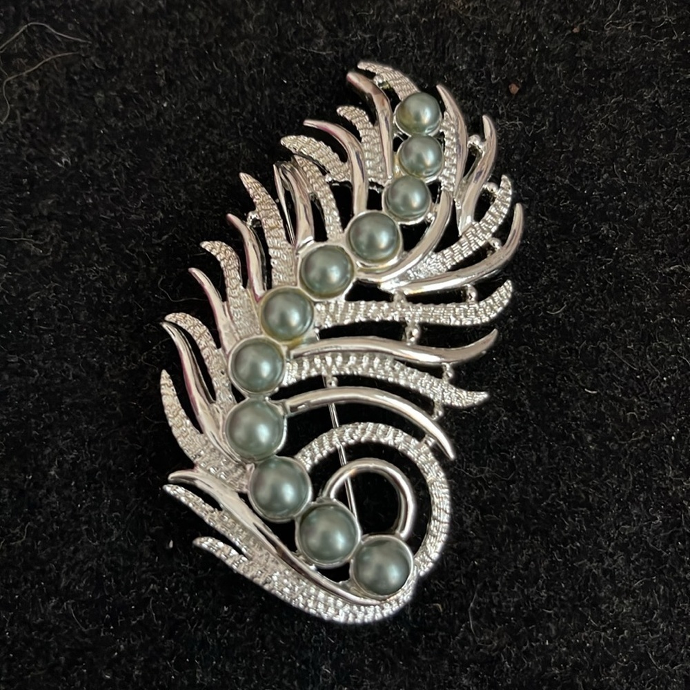 Sarah Coventry Signed Vintage Feather Silver Tone Faux Pearls Brooch. MA